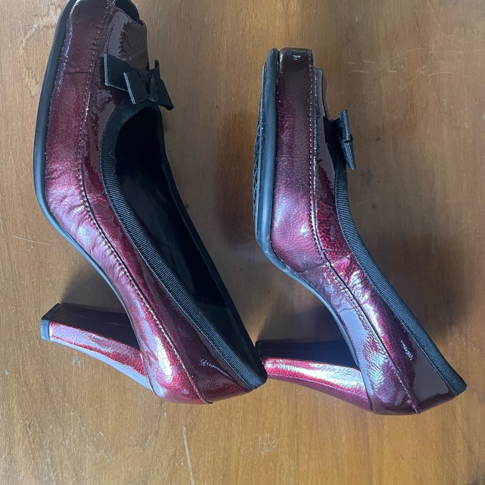 Aerosoles dark red pumps with accent bow. 6 1/2